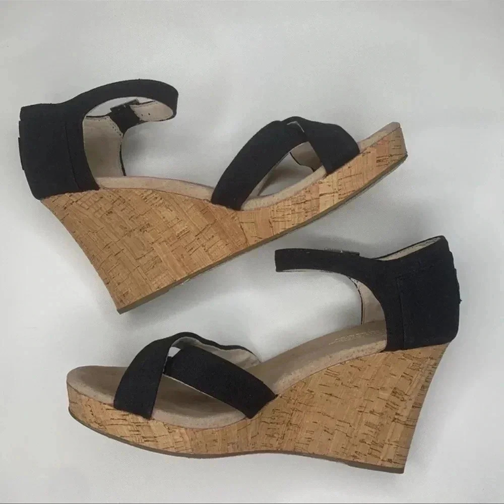 Toms Tan Wedge Shoes with Comfortable Design - Picture 3 of 5